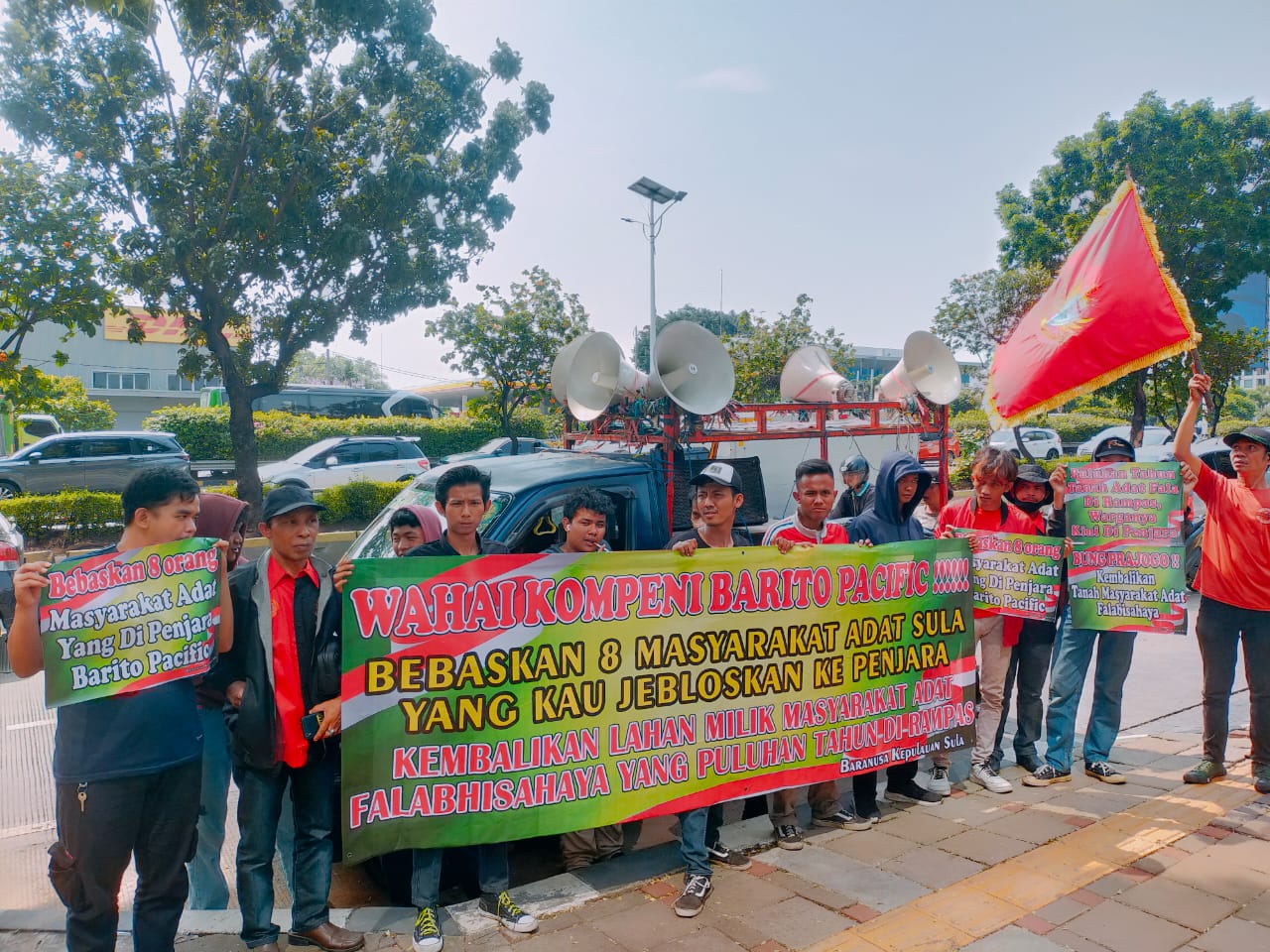 Di Duga Kriminalisasi. BARANUSA Demo PT. Barito Pacific Bebaskan 8 Masyarakat Adat Sula