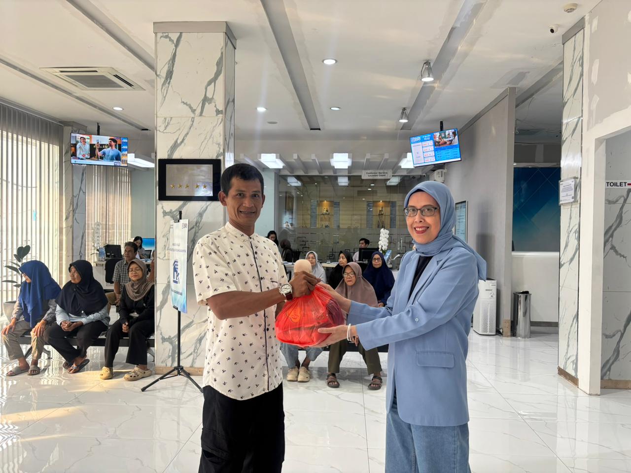 Karyawan BRI Kanca Cimanggis Turun Langsung Bagikan Bantuan untuk Warga